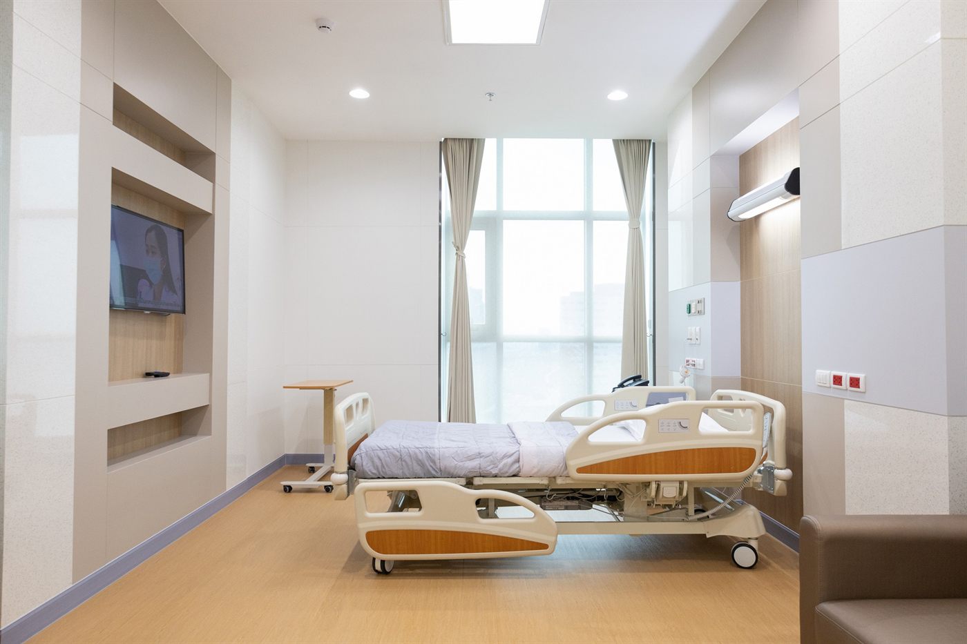 A bright private patient room at Kasemrad International Hospital